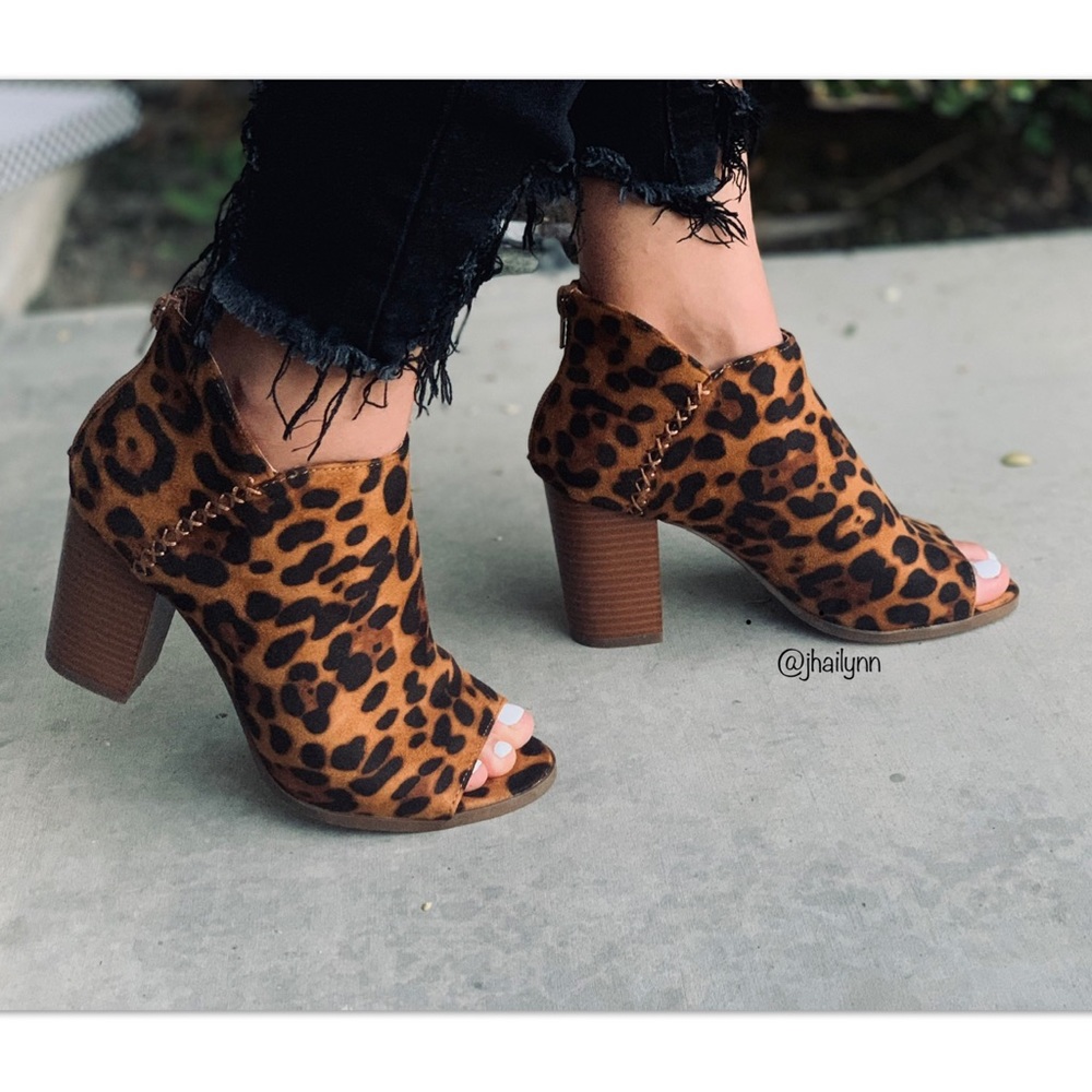 2x HP 💫 Leopard peep toe booties